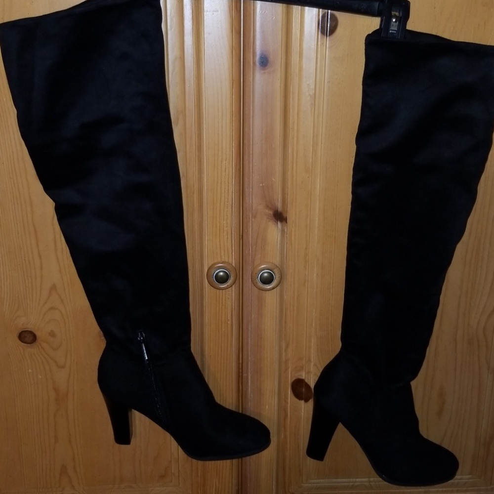 Tahari black suede boots EUC size 6